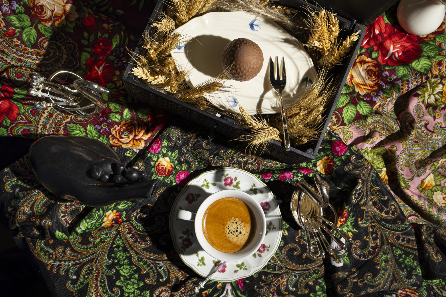 5 курс — Сырник из творога President с шоколадным яйцом, морошкой и экстрактом сыворотки_Денис Сачков_2026.jpg