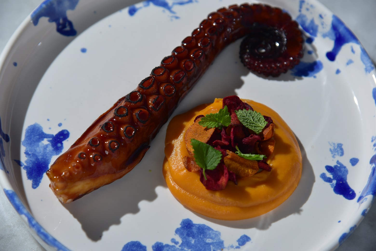 Коктейльное бюро «Авангард». Осьминог с кремом из батата и мятным соусом.JPG