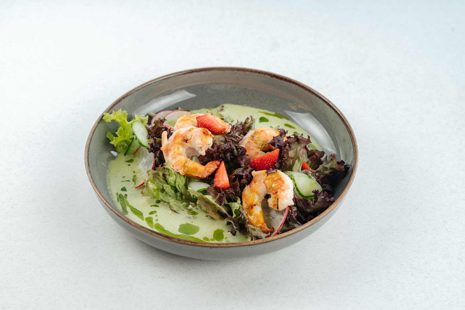 Летний салат с креветками «Под клубничным солнцем».jpg