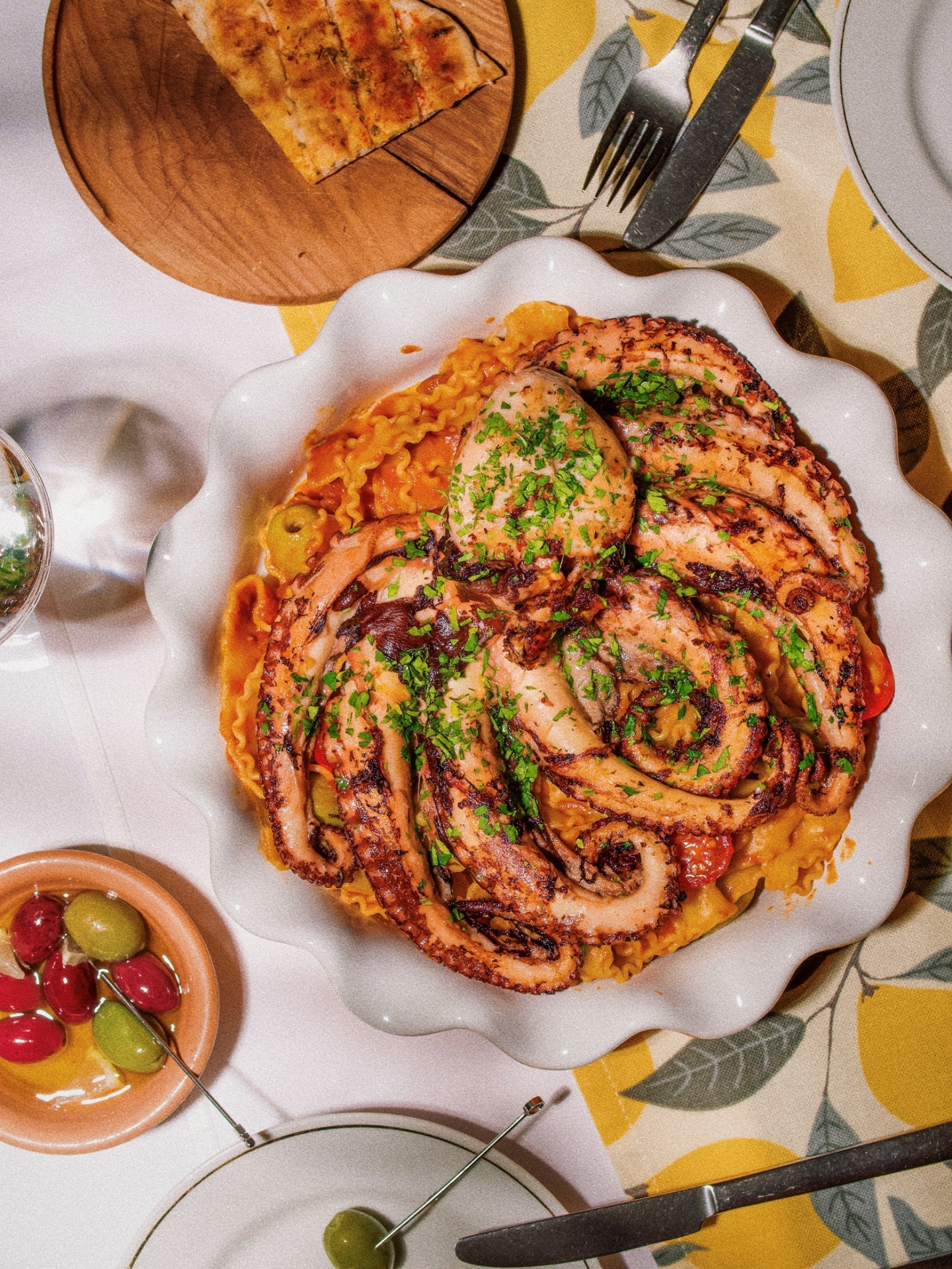 Праздничный осьминог с большой греческой пастой.JPG