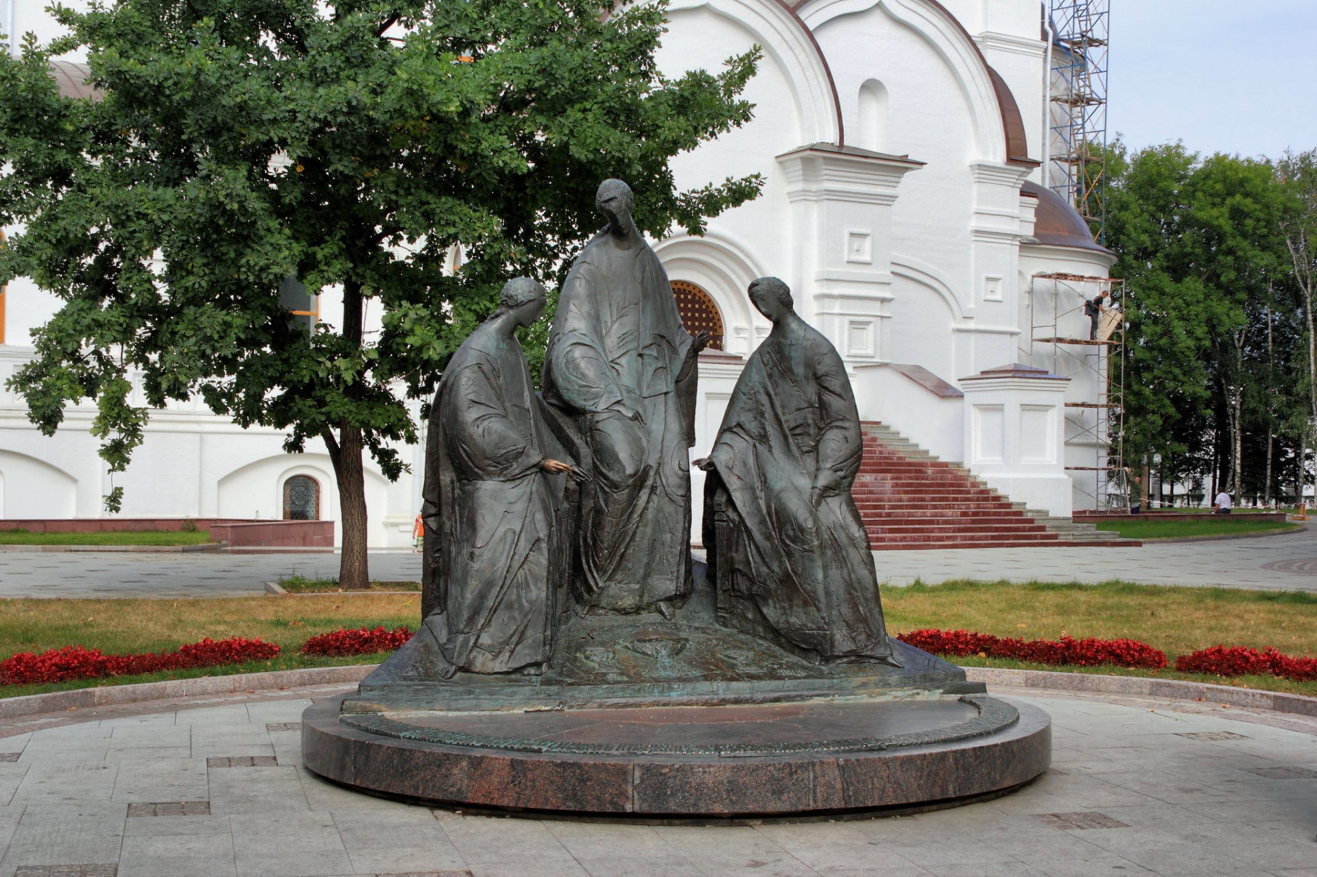 Скульптура Святой Троицы в Ярославле