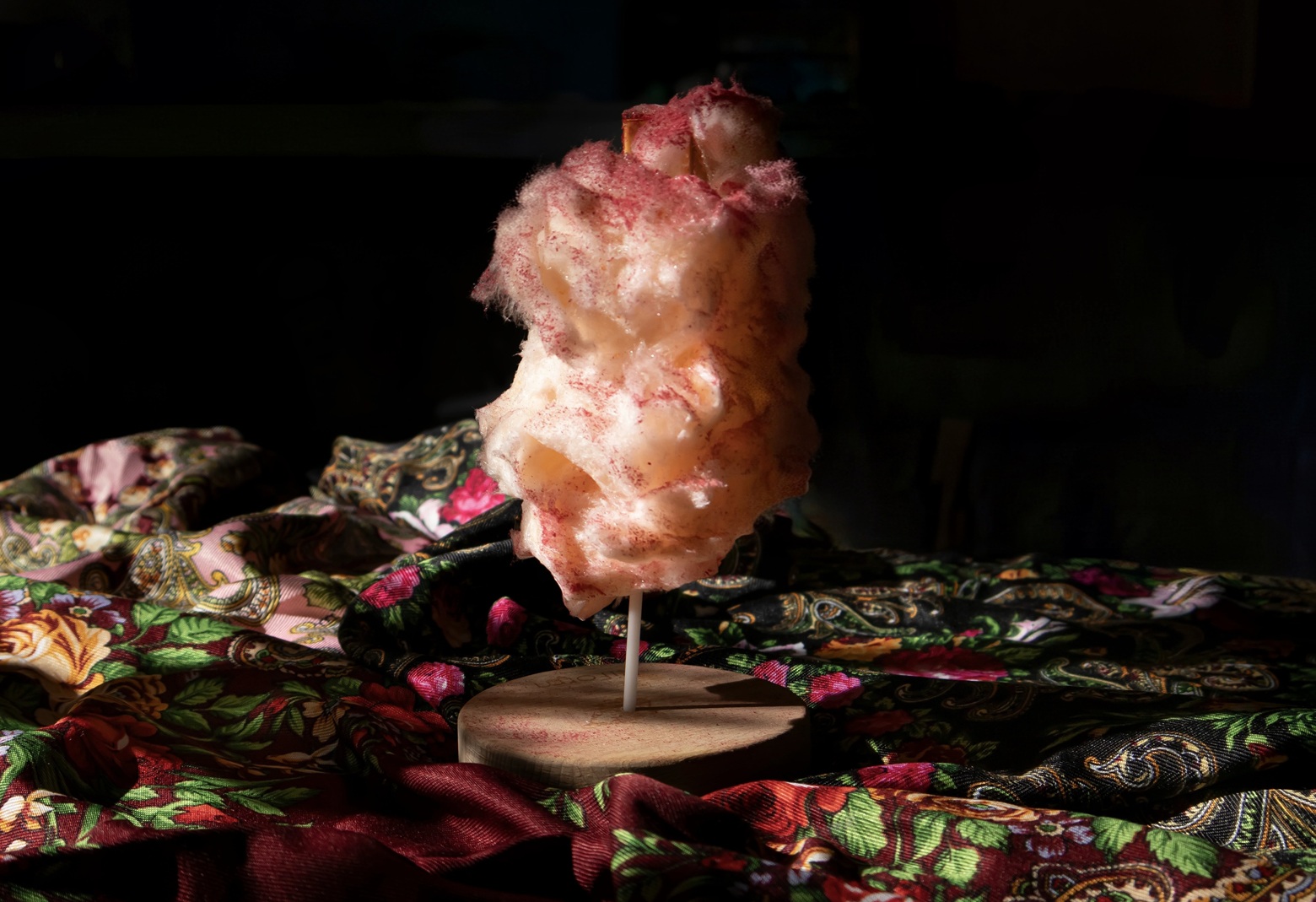 4 курс — Несладкая пастила из выдержанной сметаны President с солёной карамелью и сахарной ватой_Денис Сачков_2026.jpg